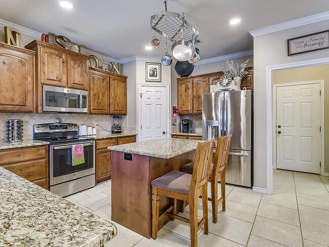 Building Photo - 1716 Lakeway Dr