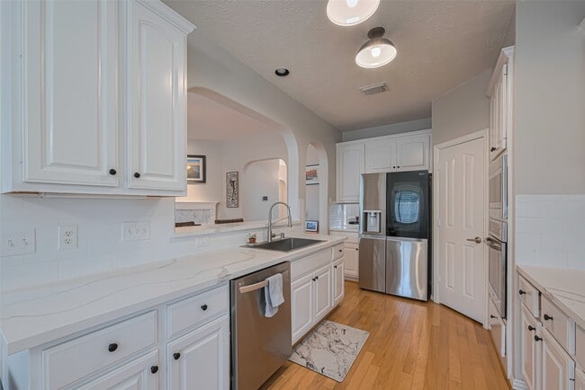 Building Photo - 2347 Golden Shores Ln