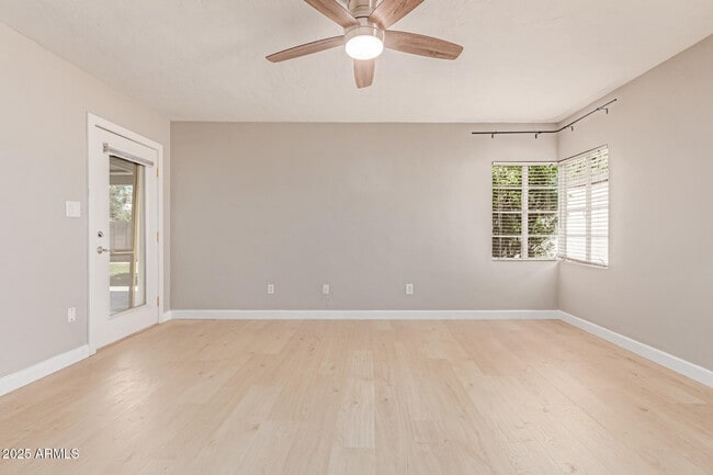 Building Photo - 1049 E Colter St