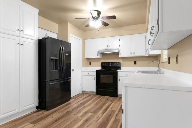 Building Photo - Charming 3BR Ranch Style Home on Quiet Cut...