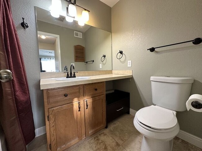 Building Photo - Beautiful 2BR Lakewood Condo with Modern C...