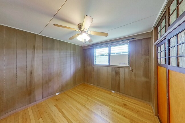 Building Photo - 2 Bed 1 Bath 1 Parking Apartment. 1 Year Lease.