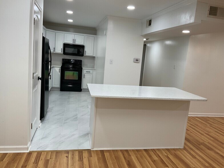 Building Photo - 1010 Woodland Vlg