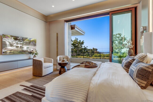 Building Photo - 8070 La Jolla Scenic Dr N