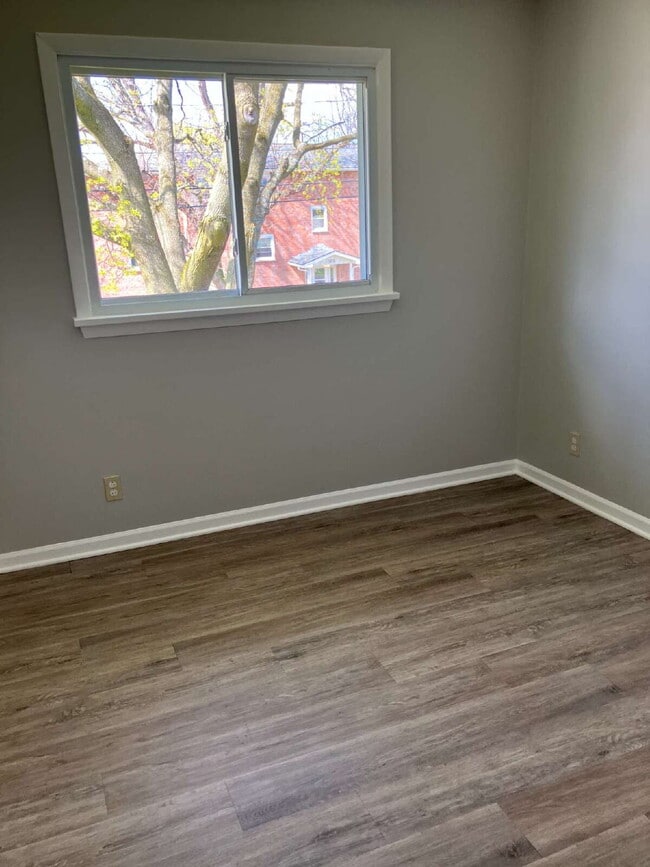 Building Photo - Available May 1!  Spacious 3 BR, 1.5 Bath in East Rochester