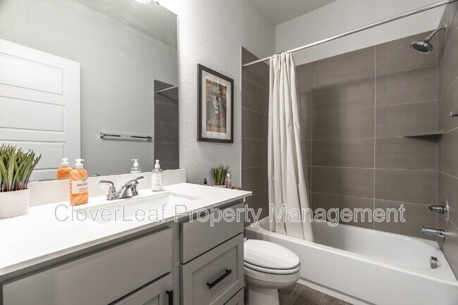 Building Photo - 1149 Cadogan Squire