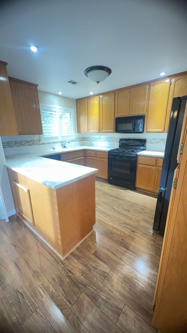 Building Photo - 3 Bedroom 2 Bathroom Charming home