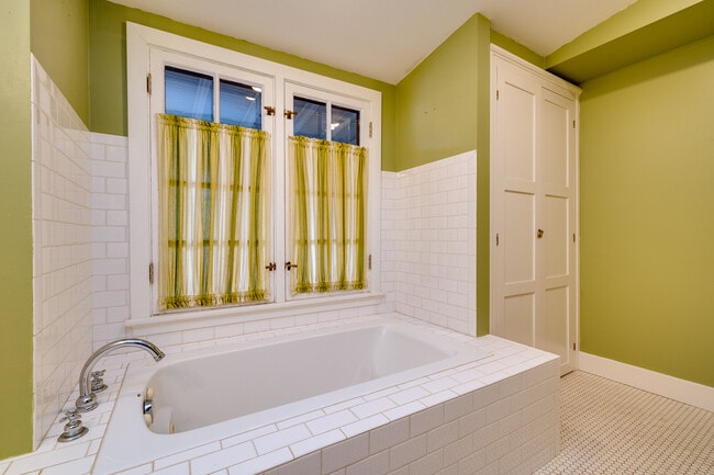 Building Photo - 126 Mahrt Ave