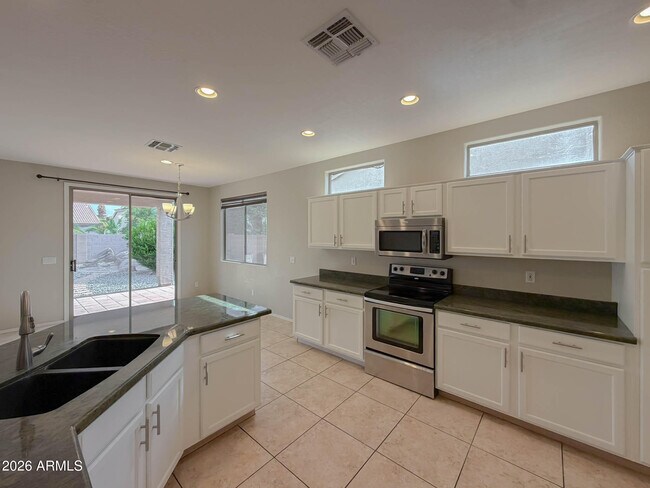 Building Photo - 203 W Cedar Dr