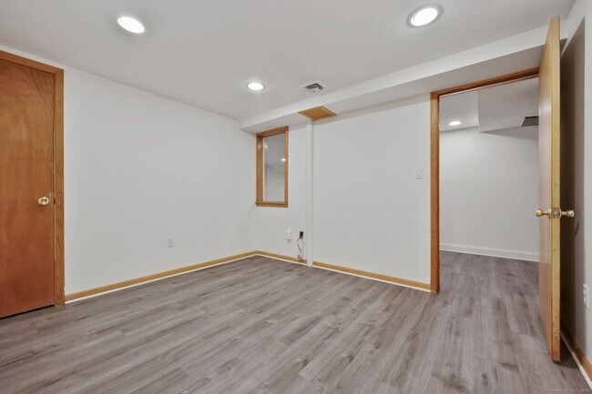 Building Photo - 53 Midbrook Ln