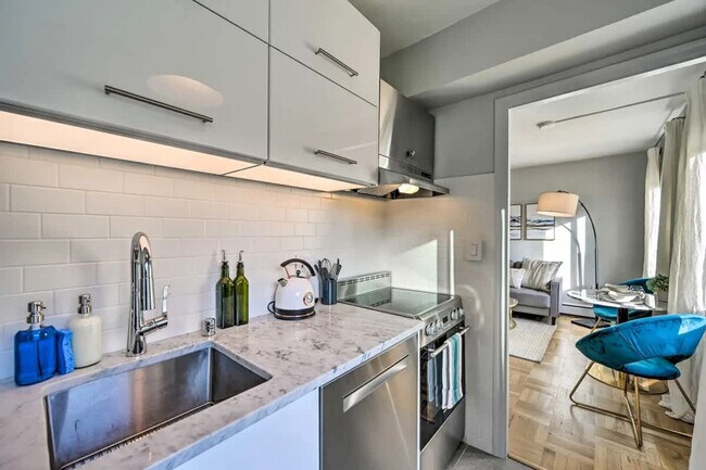 Building Photo - 1400 Hubbell Pl