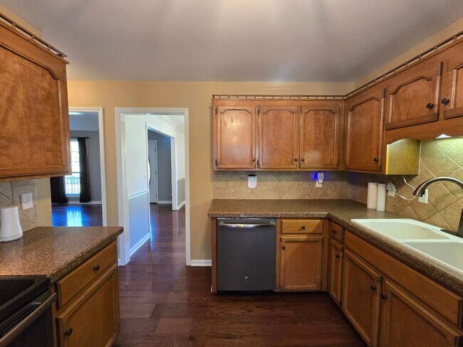 Building Photo - MOVE-IN SPECIAL!! $250 OFF First Month