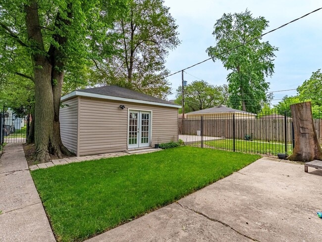 Building Photo - 555 N Lawler Ave