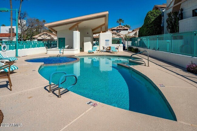 28. Resort Style - 33 W Missouri Ave