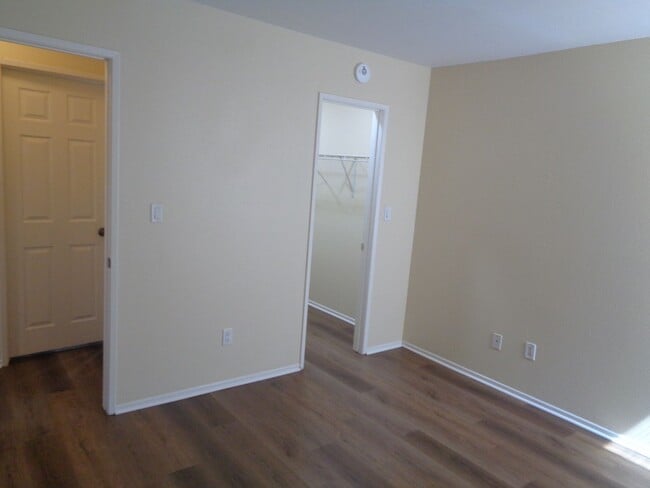 Building Photo - 2 Story 2 Bedroom Condo in the Willow Creek Condo Complex