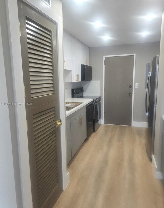 Building Photo - 9800 W Bay Harbor Dr