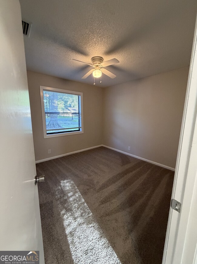 Building Photo - 107 Pineneedle Ct