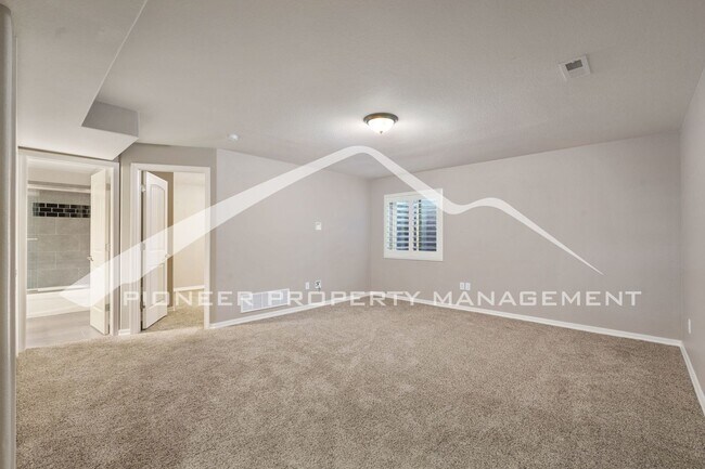Building Photo - Stylish Townhouse 2bed / 2bath, 2 car garage and AC in Gated Community Near Powers Corridor