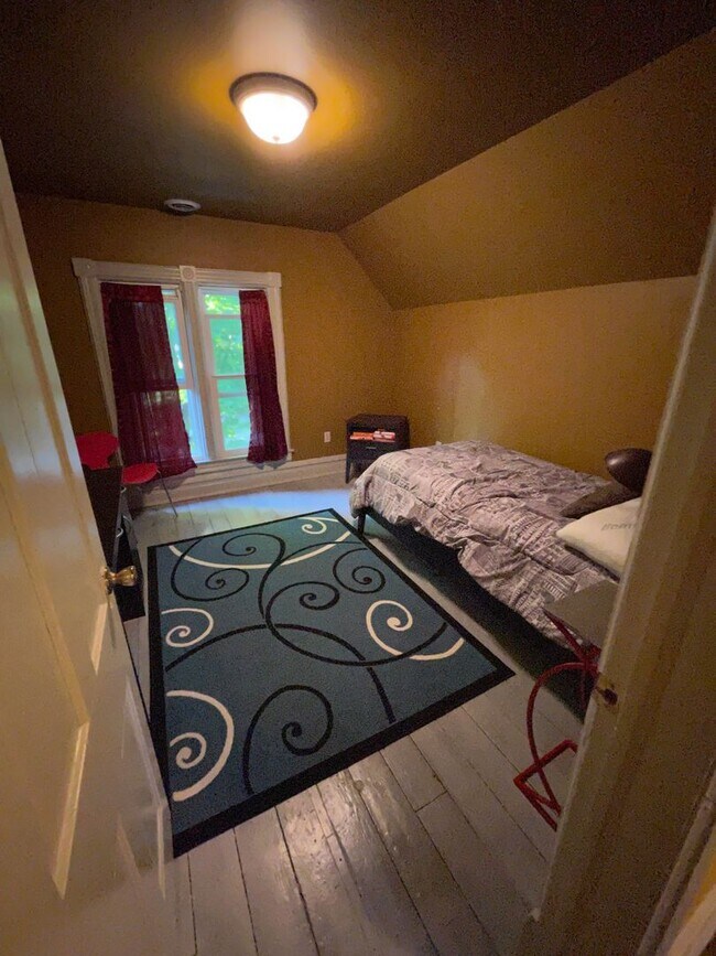 Building Photo - Lovely Furnished Home Available September ...