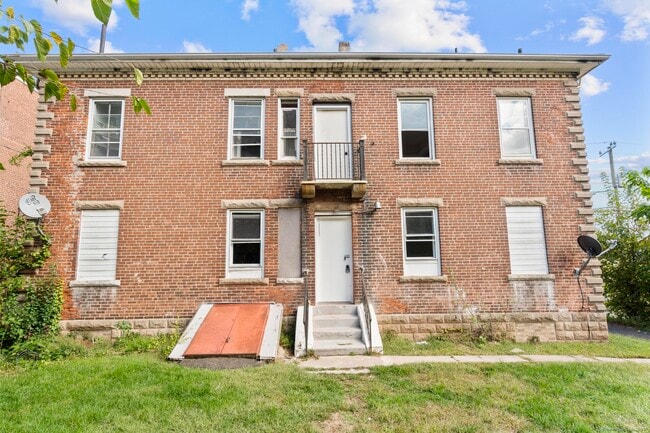 Building Photo - 236 Oak St
