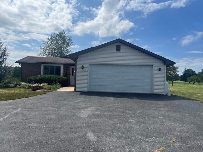 Building Photo - 3 Bedroom Home on 3 Acres