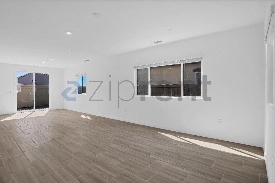 Building Photo - Unit