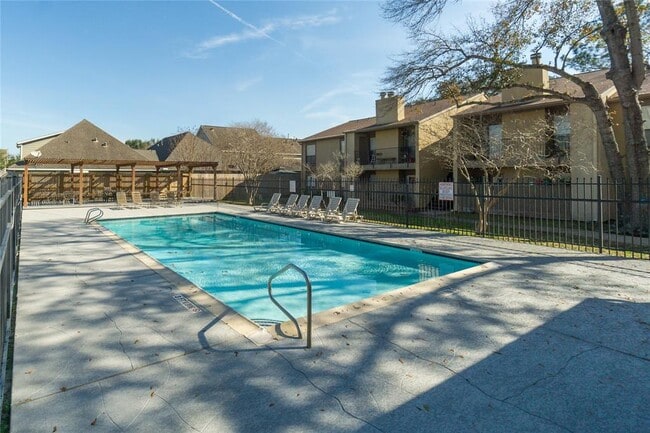 Building Photo - 3300 Pebblebrook Dr