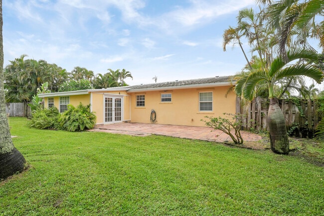Building Photo - 744 W Ilex Dr