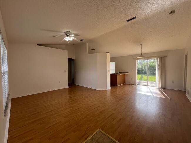 Building Photo - Super Cute 3 Bedroom 2 Bath in Great Locat...