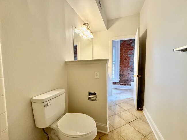 Building Photo - 2233 Victor St