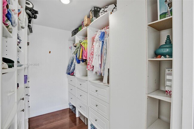 Building Photo - 9800 W Bay Harbor Dr