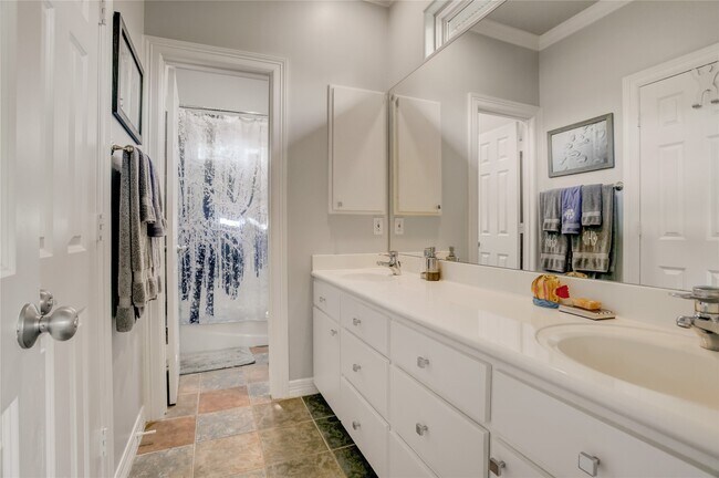 Building Photo - 4806 Wedgewood Dr