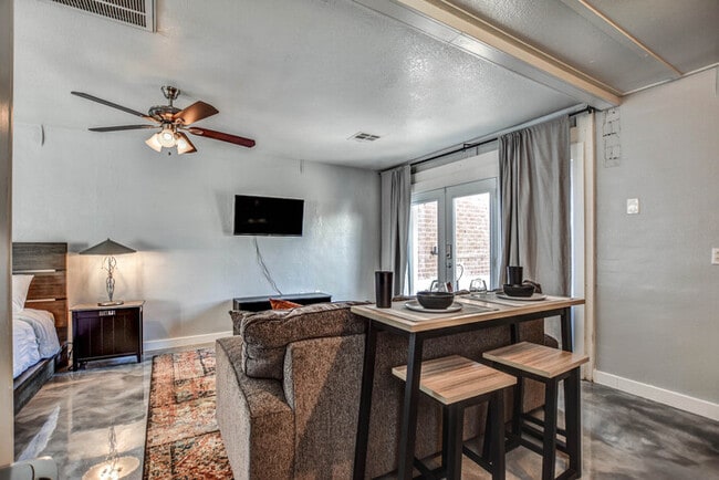 Building Photo - 2 Bd 2 Ba + Guest House with Fully Furnish...