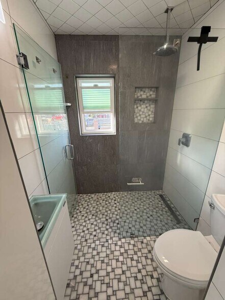 Full working bathroom - 495 Queen Anne Dr
