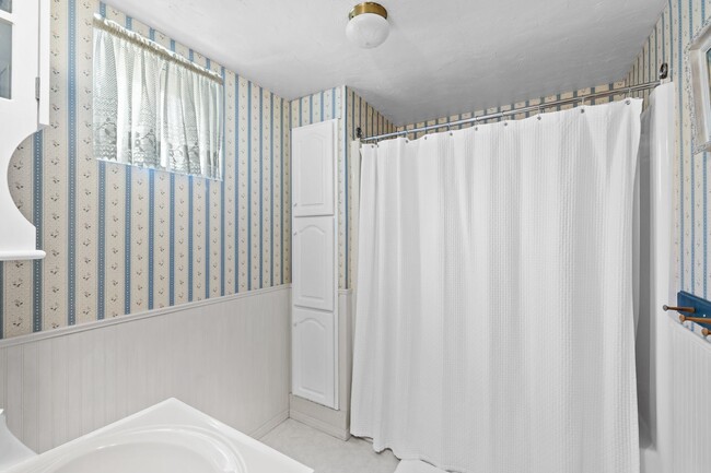 Building Photo - 3 bedroom, 2 bathroom, Spacious Scenic Munds Park Home!