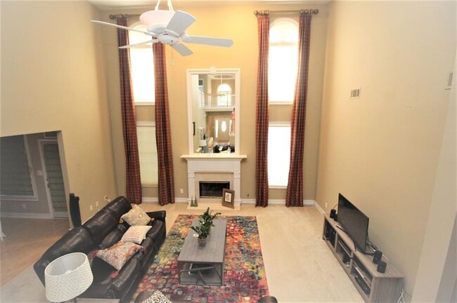 Building Photo - 1060 River Valley Dr