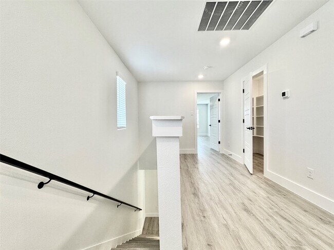 Building Photo - 8749 Scotty's Lk Ln