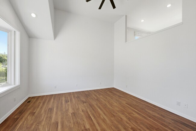 Building Photo - 12 E 500 S