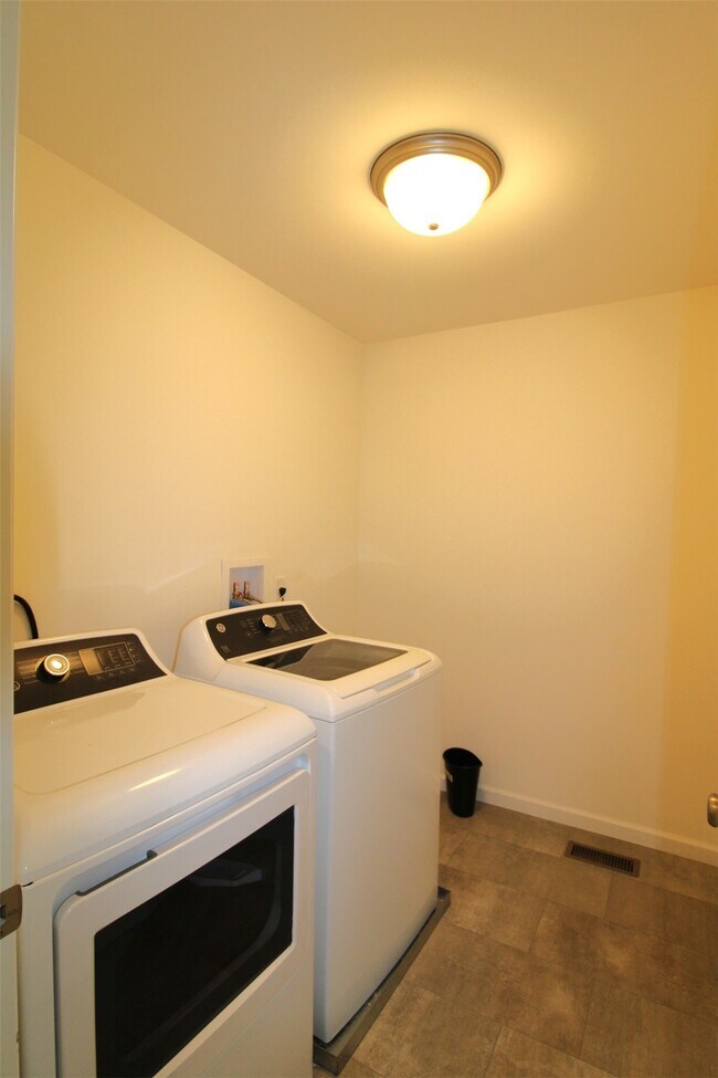 Building Photo - 130 Prairie Wind Dr