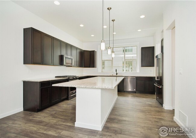 Building Photo - Beautiful 3 bed/3.5 bath Superior Townhome - Available May 4th!