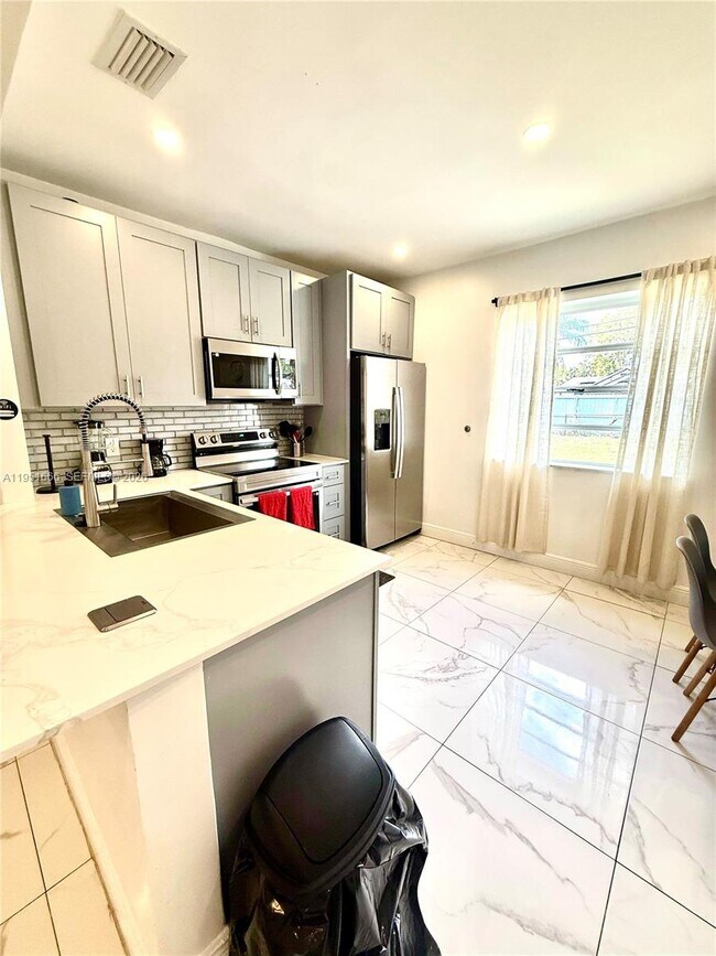 Building Photo - 133 SW 22nd Ave