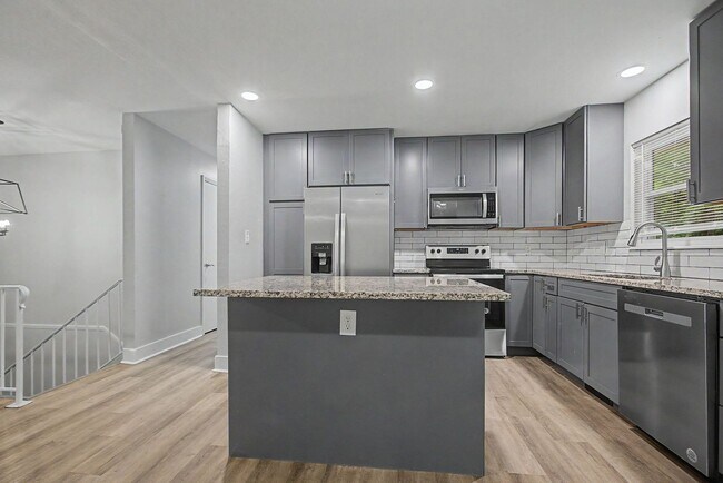 Building Photo - 1811 Devra Dr