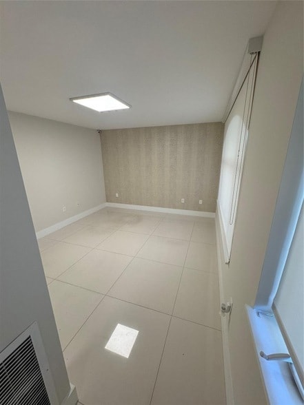 Building Photo - 2710 NE 184th Terrace