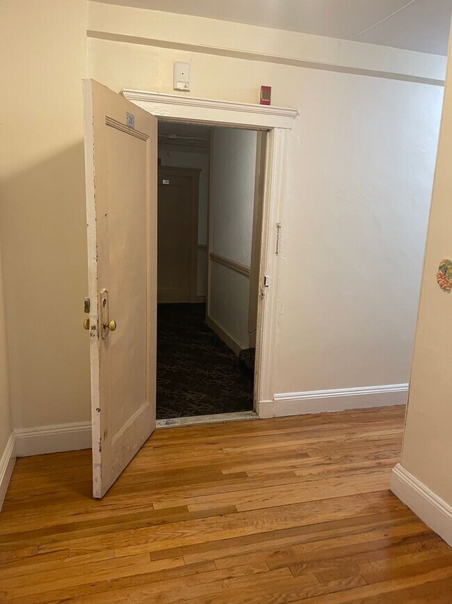 Building Photo - Renovated 1  bed , Sunny and Spacious, Utilities and laundry Inc Close to train 1 free Month