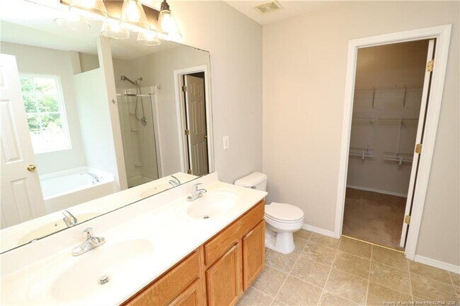 Building Photo - 5 Bellmore Ct