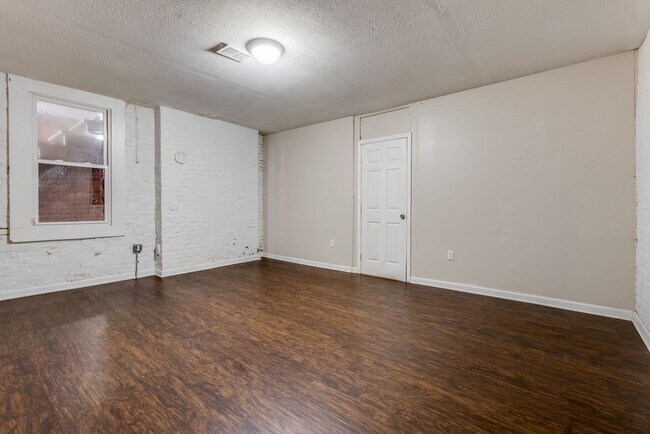 Building Photo - Available NOW - Spacious 6 Bedroom, 2 FULL Bath Home Located in South Side Slopes!