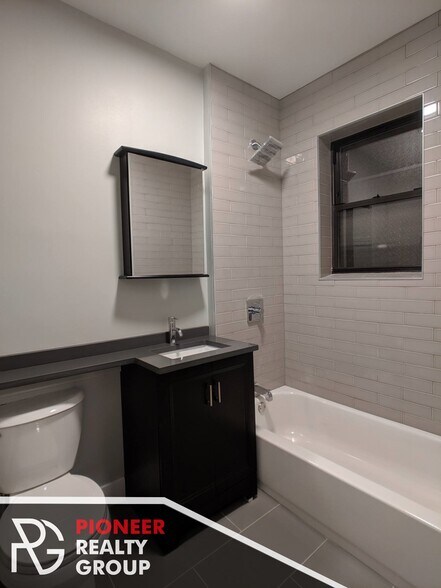 Building Photo - 4409 N Wolcott Ave