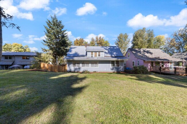 Building Photo - Updated 3 bedroom duplex
