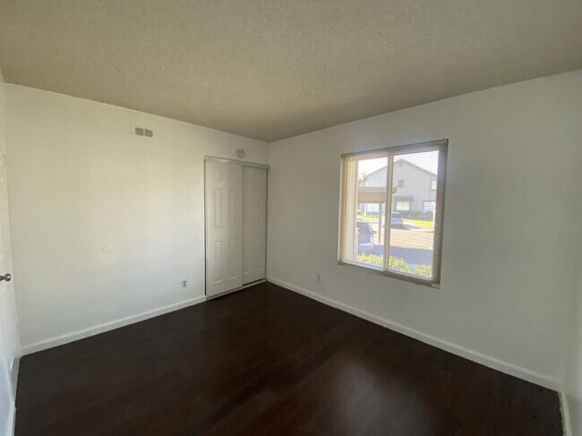 Building Photo - 3 Bed 2 Bath condo with a large master loft style bedroom