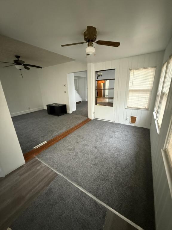 Building Photo - 906 E 9th St